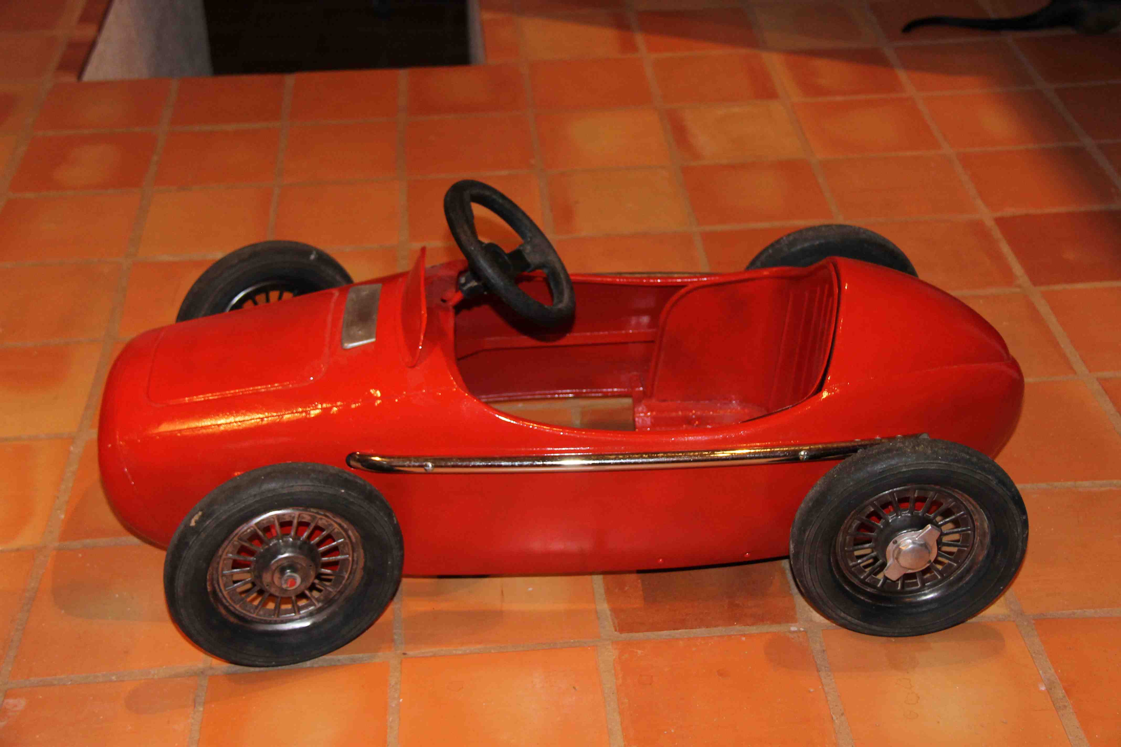 THE RED RACING CAR 001.jpg